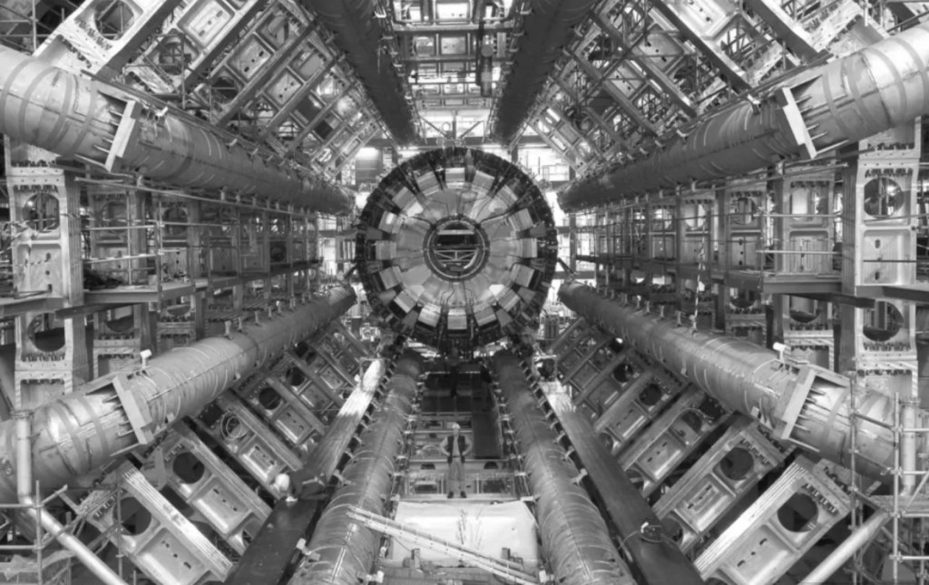 El Gran Colisionador de Hadrones (LHC) del CERN y la simetría del&nbsp;Universo.