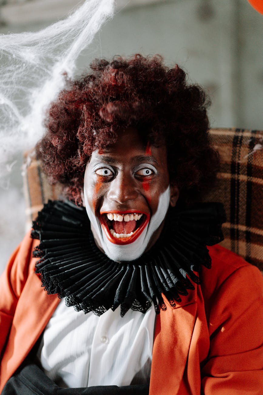 El Embaucador Sublime: Cómo el Trickster Subvierte el Orden y Nos Revela el Abismo de lo&nbsp;Auténtico